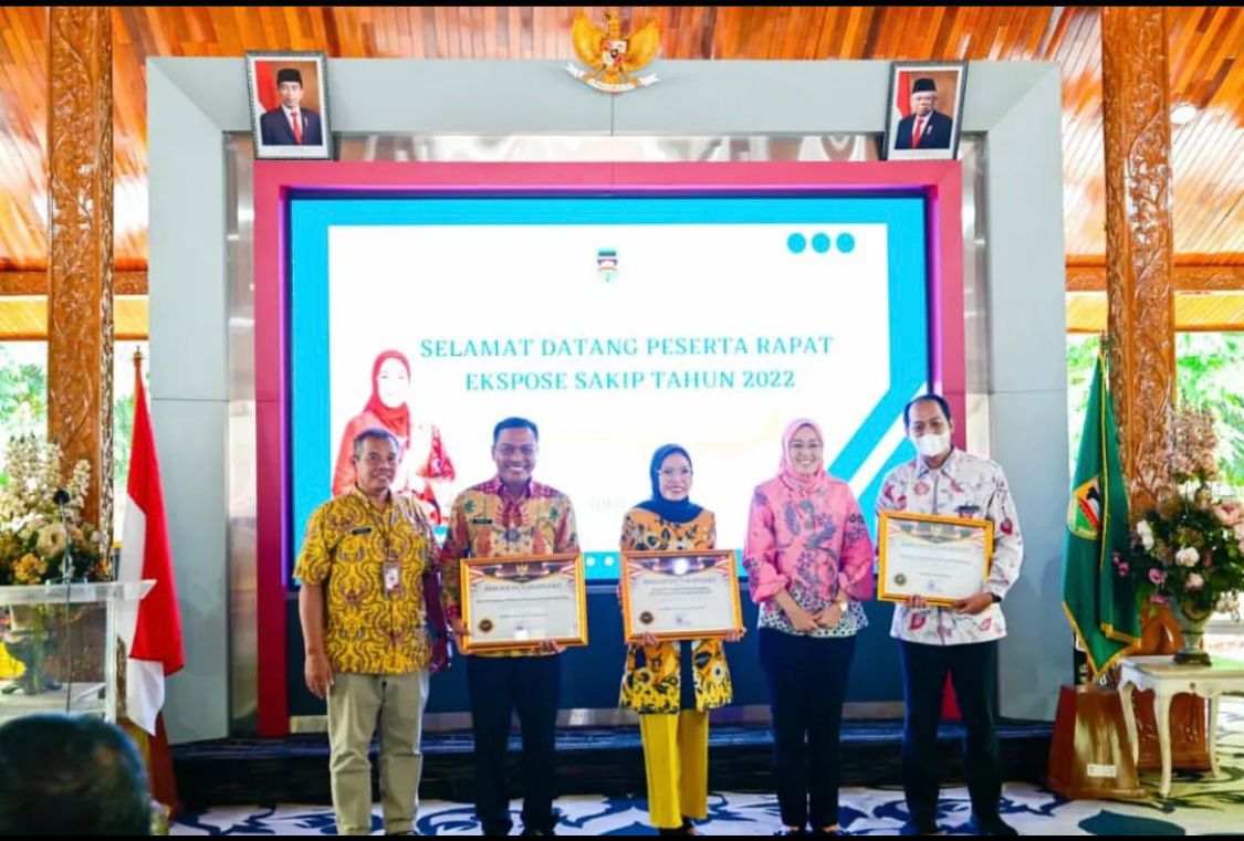 Bupati Purwakarta memberikan penghargaan SAKIP 2022 tertinggi se Kabupaten Purwakarta