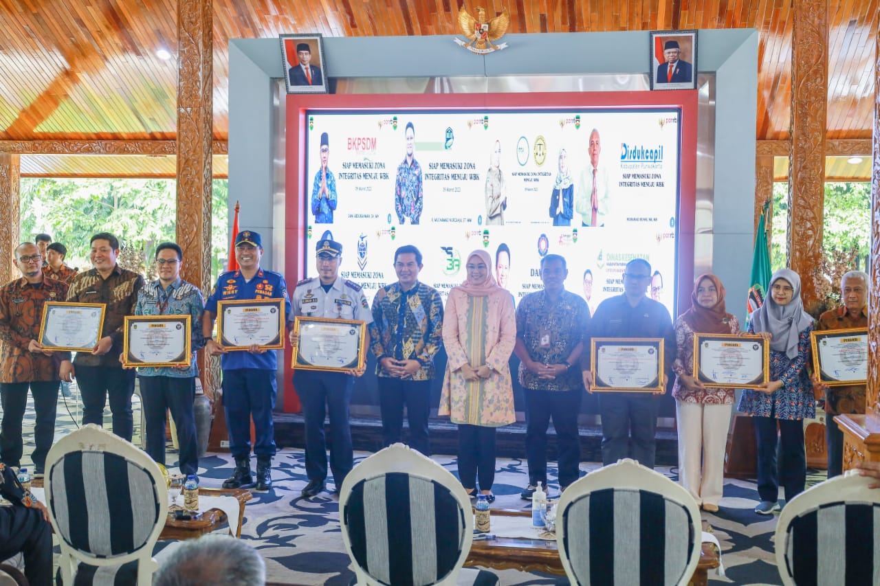 Bupati Purwakarta Menyelenggarakan Acara Pengukuhan untuk Predikat Wilayah Bebas dari Korupsi (WBK) Tahun 2023 dari KemenPANRB